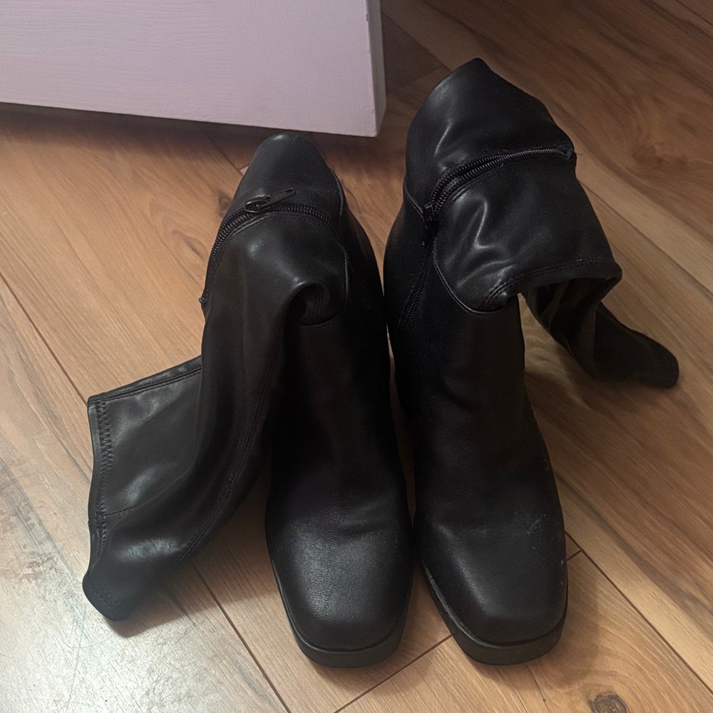 Black boots - Picture 2 of 3